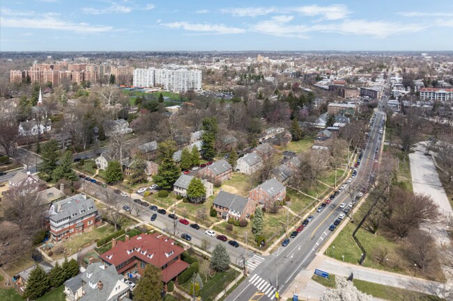 Building Photo - 2920 Midvale Ave