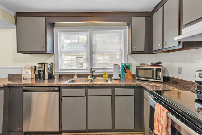 Building Photo - 509 S Shore Dr