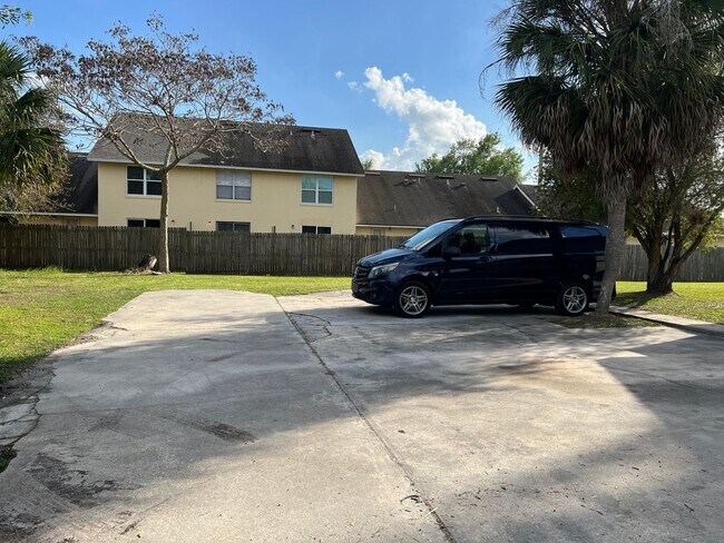 Building Photo - Updated & Remodeled 2/2 Townhouse in Kissi...