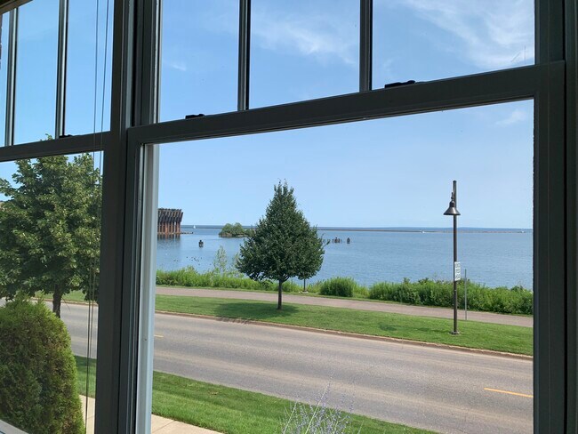 Building Photo - 540 S Lakeshore Blvd