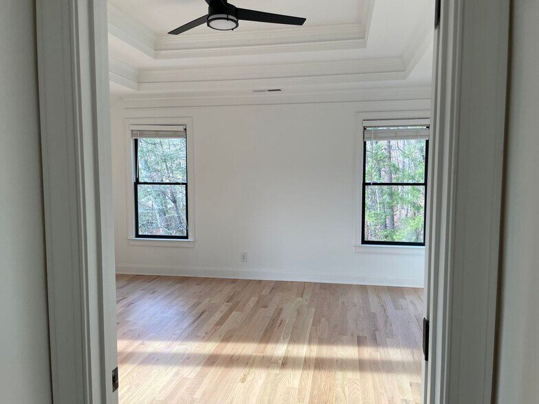 Building Photo - 369 Hillside Dr