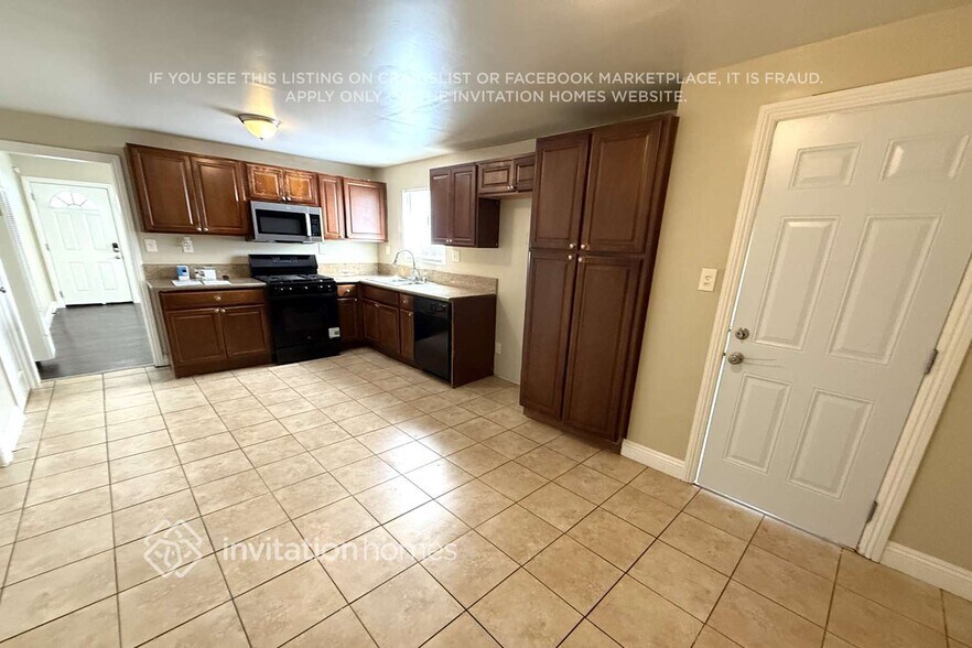 Building Photo - 1440 E 52nd St