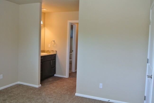 Building Photo - Stunning 5 Bed / 3.5 Bath Executive Home w...