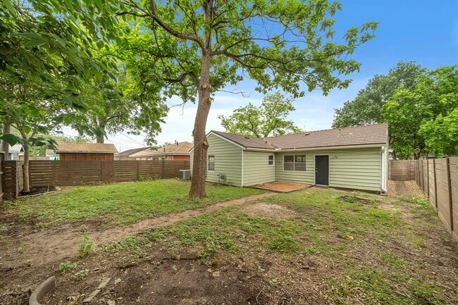Building Photo - 6630 Lodge St