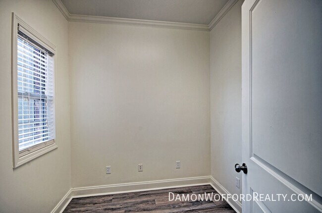 Building Photo - 142 Lakeway Drive