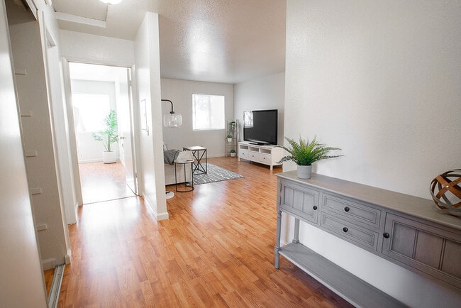 Building Photo - Walnut Apartments