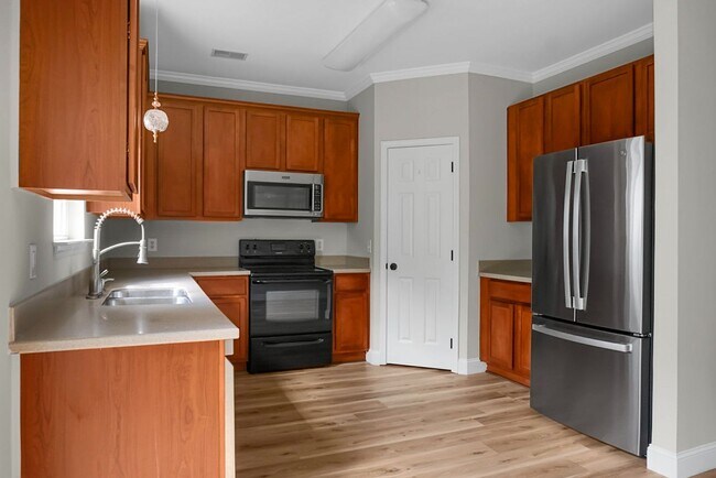 Building Photo - 3 bedroom, 2.5 Townhome
