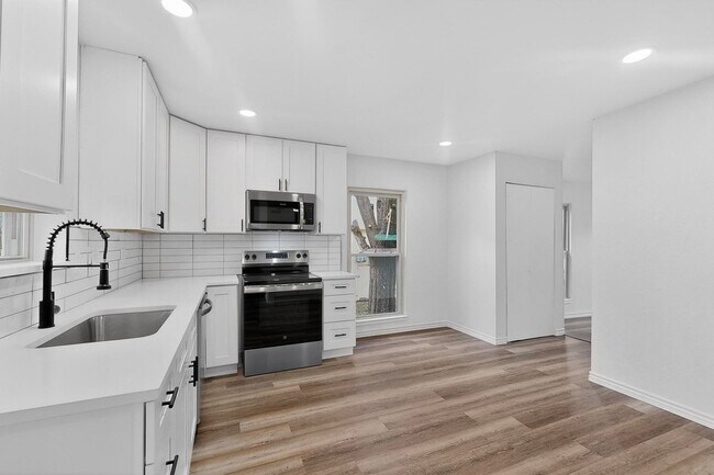 Building Photo - 5516 Laredo Ln