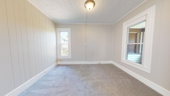 Building Photo - Huge 4 Bedroom Single Family House - almost 1500 SQ FT!