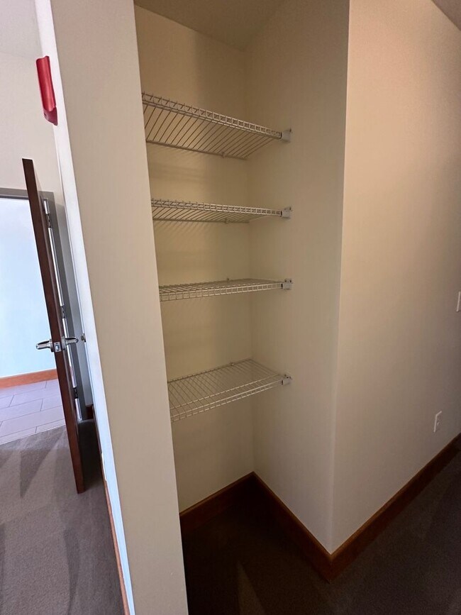 Building Photo - Blue Earth Place-One Bedroom available