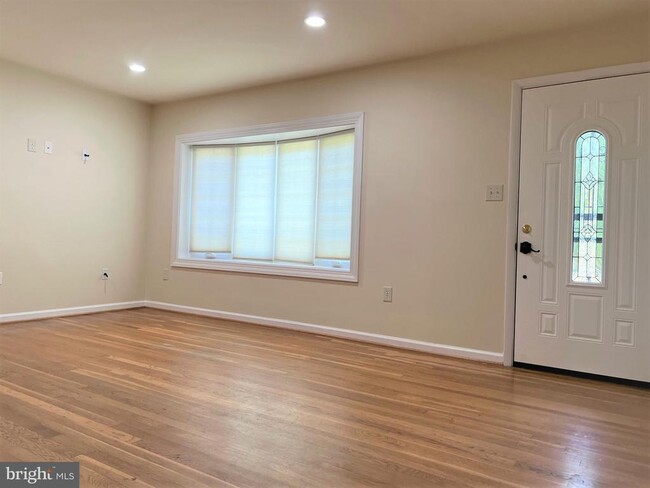 Building Photo - 14800 Cloverdale Rd