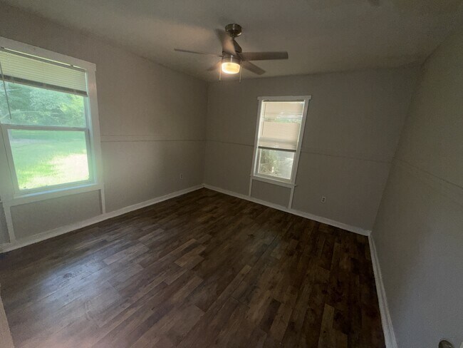Building Photo - 314 Clubview Dr