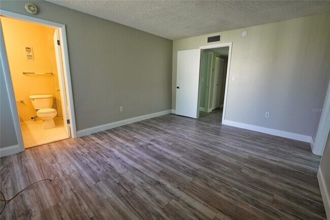 Building Photo - 512 Orange Dr