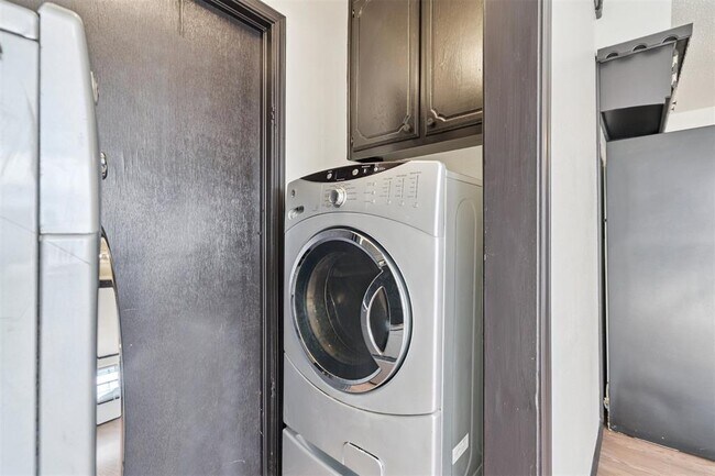 Building Photo - 1420 NE 8th St