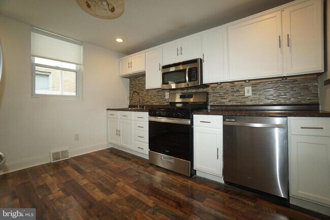 Building Photo - 539 Turner St