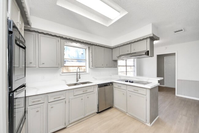 Building Photo - 6222 Vickijohn Dr