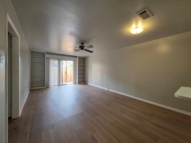 Building Photo - 701 E 45th St