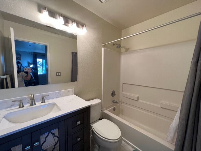 Building Photo - Sharp Contemporary 2 Bedroom 2.5 Bath Two Story Condo in San Jose