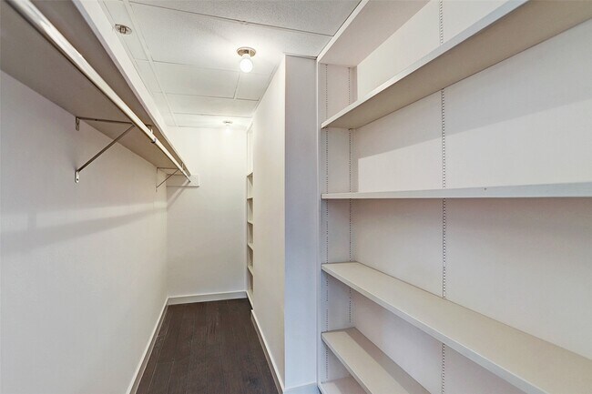 Building Photo - 121 N Post Oak Ln