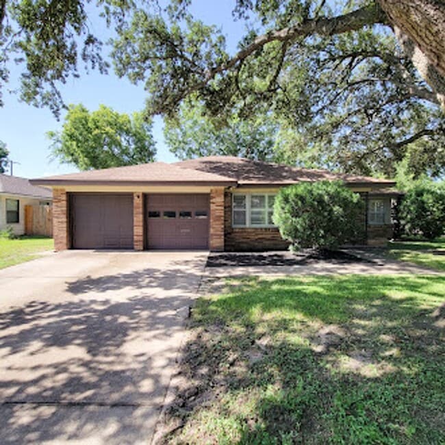 Primary Photo - Charming Willowbrook Three-Bedroom Home!