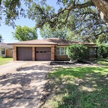 Building Photo - Charming Willowbrook Three-Bedroom Home!