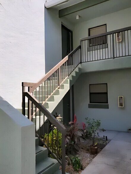 Building Photo - 4033 Carambola Cir N