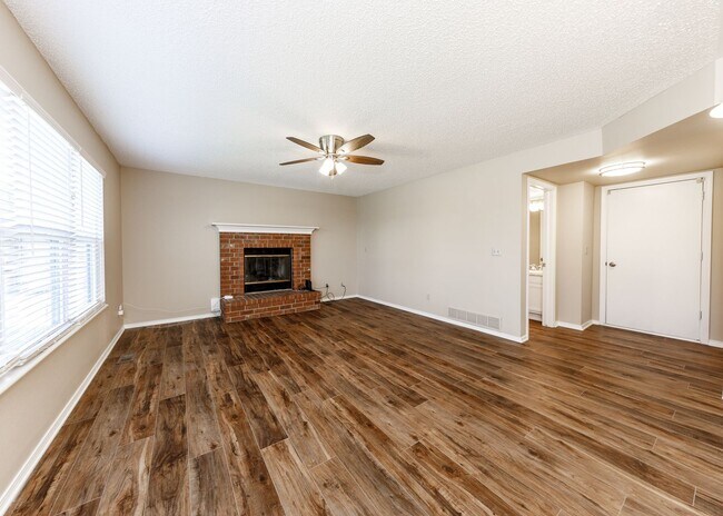 Building Photo - Stunning 5 Bedroom, 3.5 Bath Remodeled Hom...