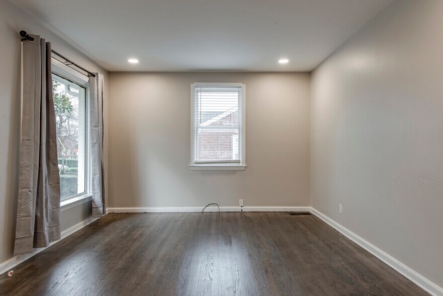 Building Photo - 2204 Rosehaven Dr