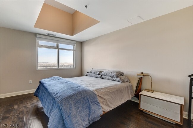 Building Photo - 150 S Las Vegas Blvd