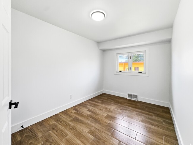 Building Photo - 2090 Moran Ave