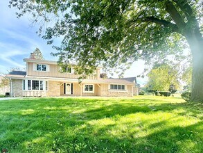 Building Photo - Desirable Mequon Home in Heart of Ville du...