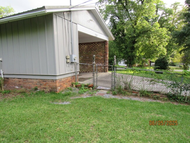 Building Photo - 2215 Macy Ave