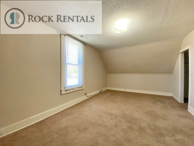 Building Photo - Updated 3 Bed 1 Bath with Small Fenced Backyard