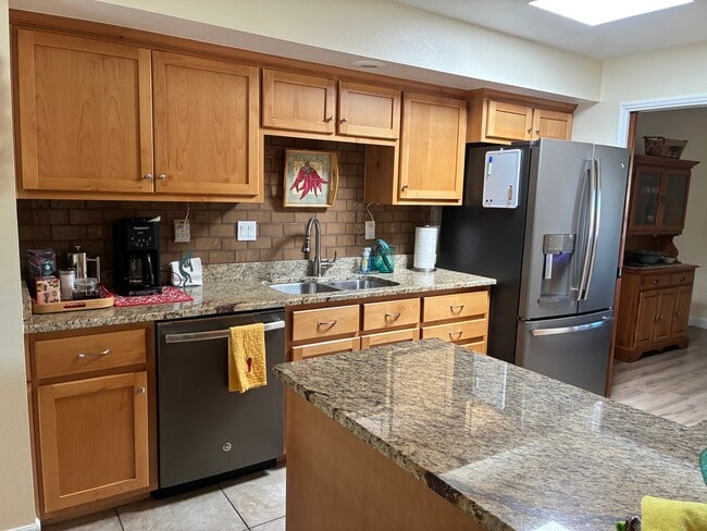 Building Photo - 80 N Los Olmos