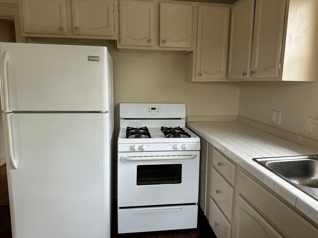 Kitchen - 314 E 7th St