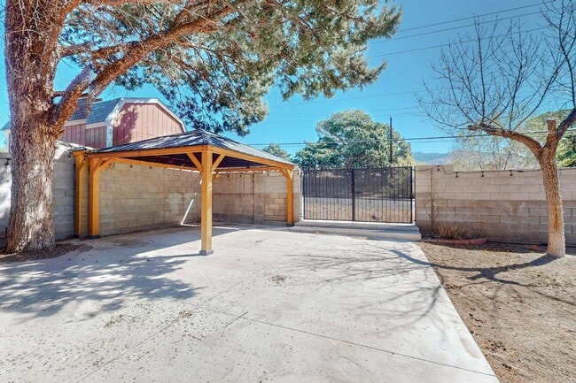 Building Photo - For Rent| 3 bedrooms 2 bathrooms| NE Abq | Private Yard | Fireplace | Available 03/23/2026!