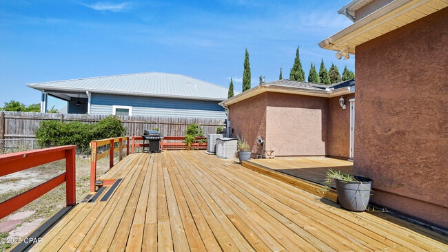 Building Photo - 5625 S Lagoon Dr