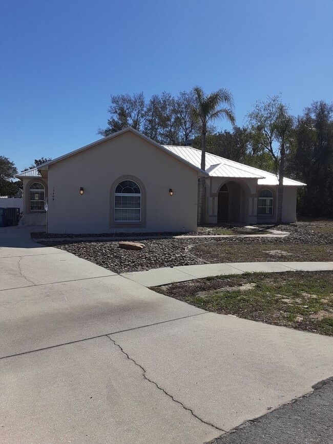 Building Photo - Beautiful & Private Residence