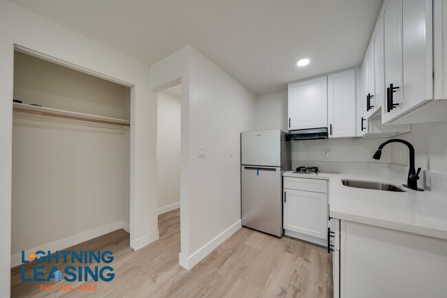 Building Photo - 428 S Venice Blvd