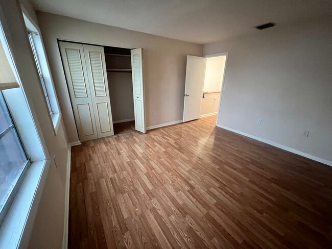 Bedroom 1 - 307 US Highway 27 S