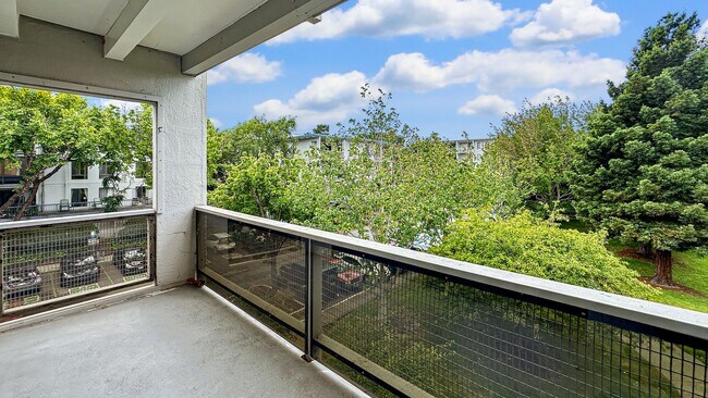 Building Photo - Exceptionally Renovated Corner Apartment at Watergate!