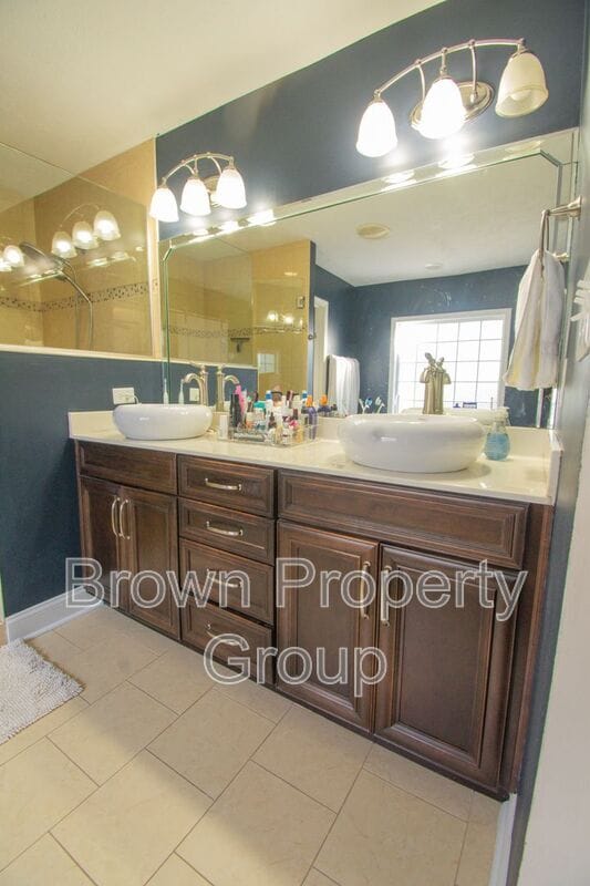 Building Photo - 205 Bethune St