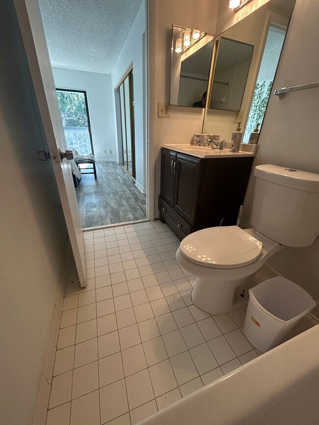 Building Photo - Now Leasing: 1-bedroom and 1.5 bath condo ...