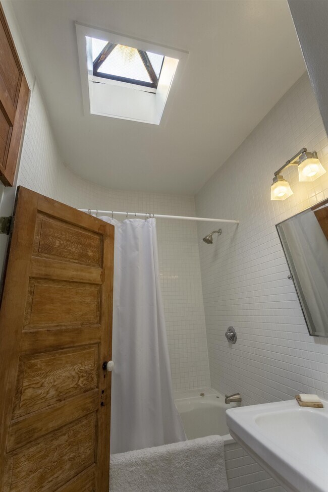 Building Photo - 154 Sussex St