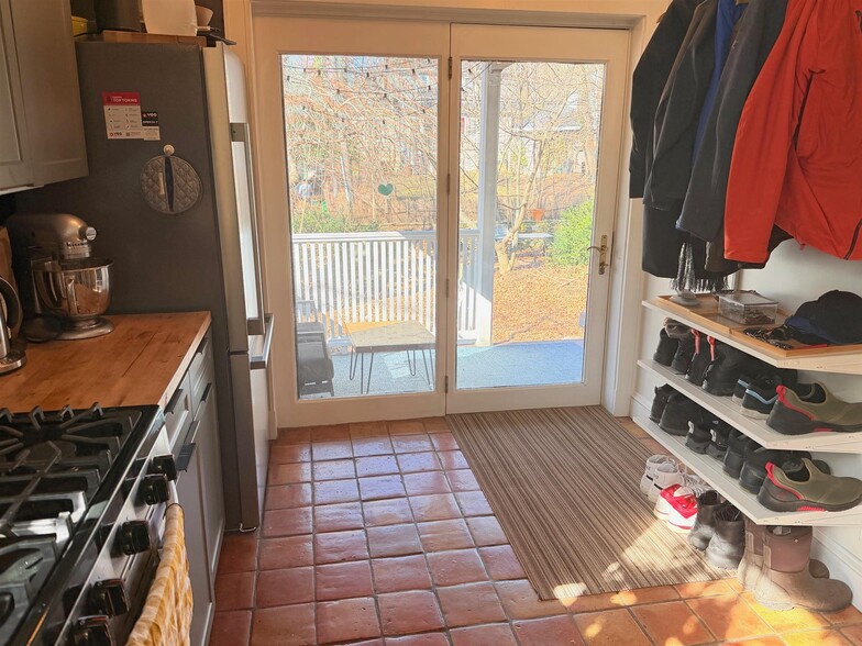 Building Photo - 200 Larch Rd