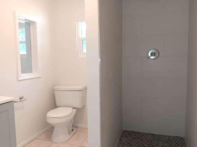 Building Photo - Big family room, granite & stainless kitch...