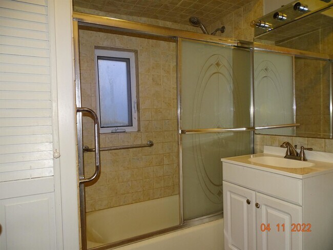 Building Photo - 124 W 8th St