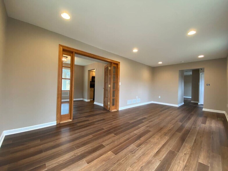 Formal Living Room - 1815 CRANBERRY LN