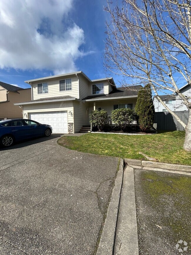 Building Photo - Large Two Story Home