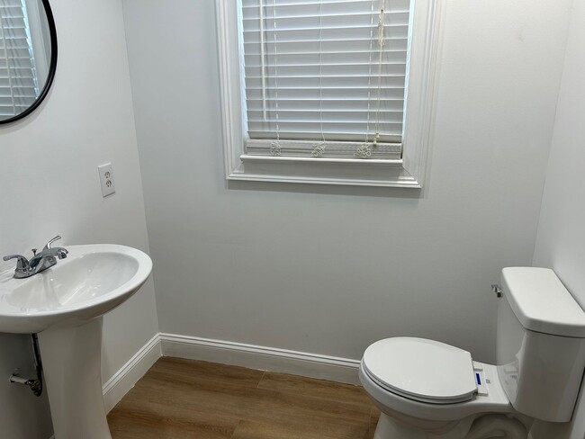 Building Photo - 320 E 20th St